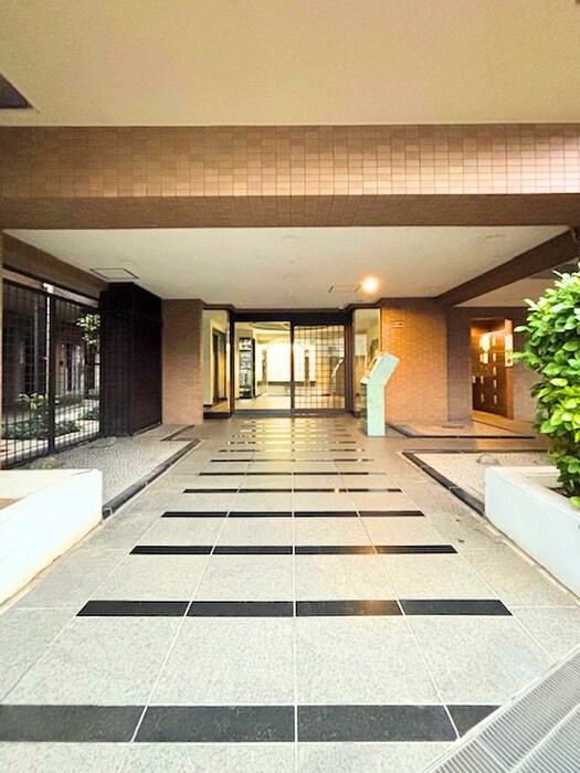 物件外観写真2　(エントランス部分)