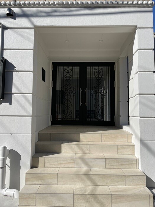 物件外観写真6　(エントランス部分)