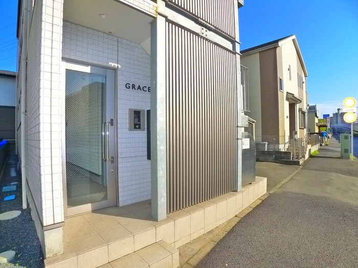 物件外観写真2　(エントランス部分)