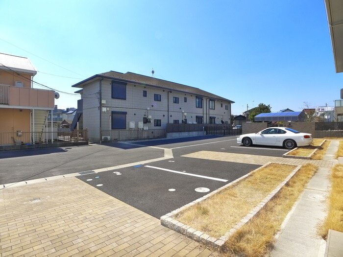 物件外観写真6　(駐車場)