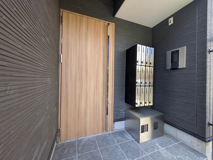 物件外観写真3　(エントランス部分)