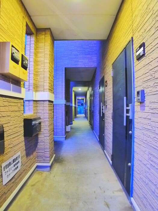 物件外観写真2　(エントランス部分)