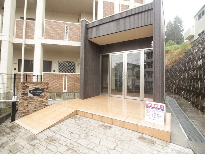 物件外観写真3　(エントランス部分)