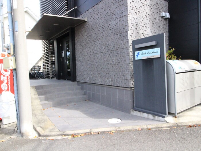 物件外観写真2　(エントランス部分)