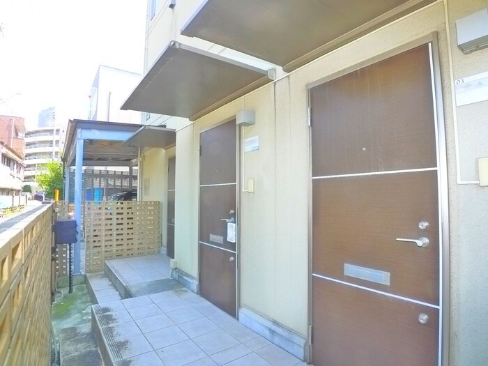 物件外観写真5　(エントランス部分)