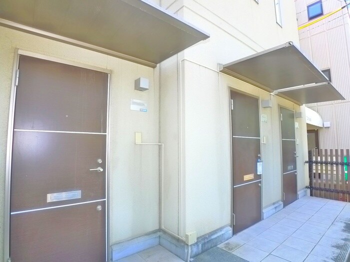 物件外観写真6　(エントランス部分)