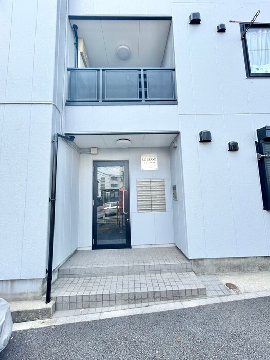 物件外観写真4　(エントランス部分)