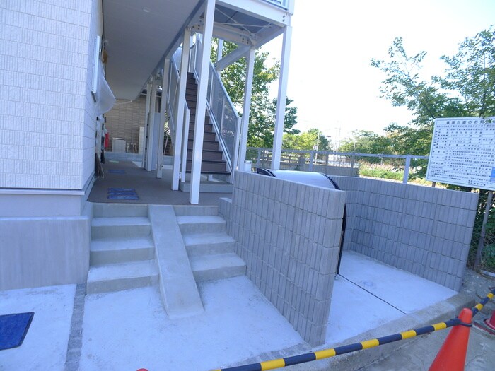 物件外観写真5　(エントランス部分)