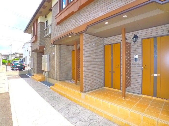 物件外観写真2　(エントランス部分)