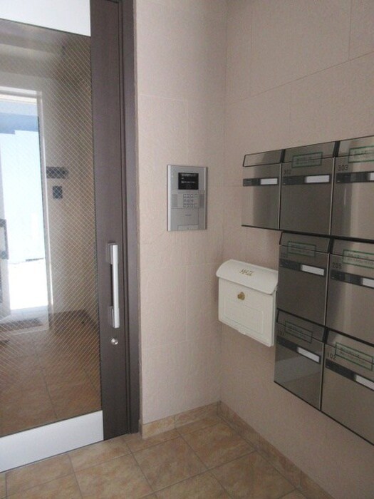 物件外観写真6　(エントランス部分)