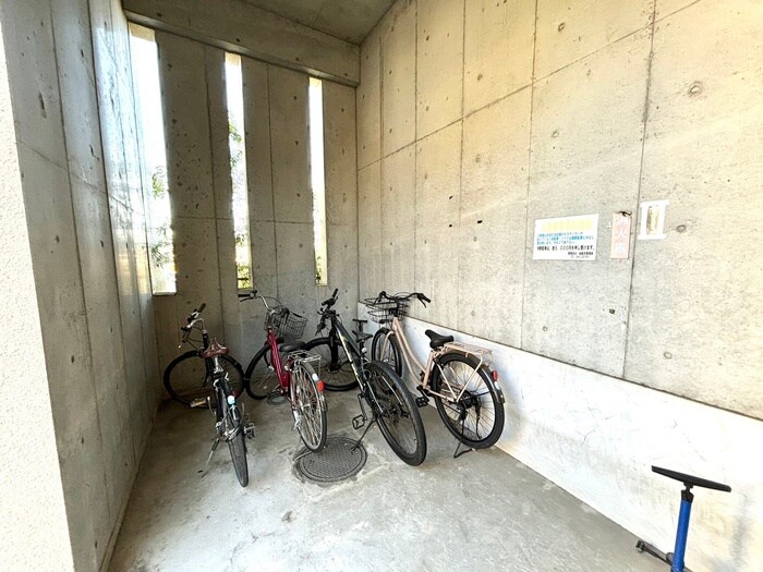 物件外観写真5　(駐輪場)