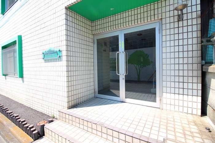物件外観写真3　(エントランス部分)