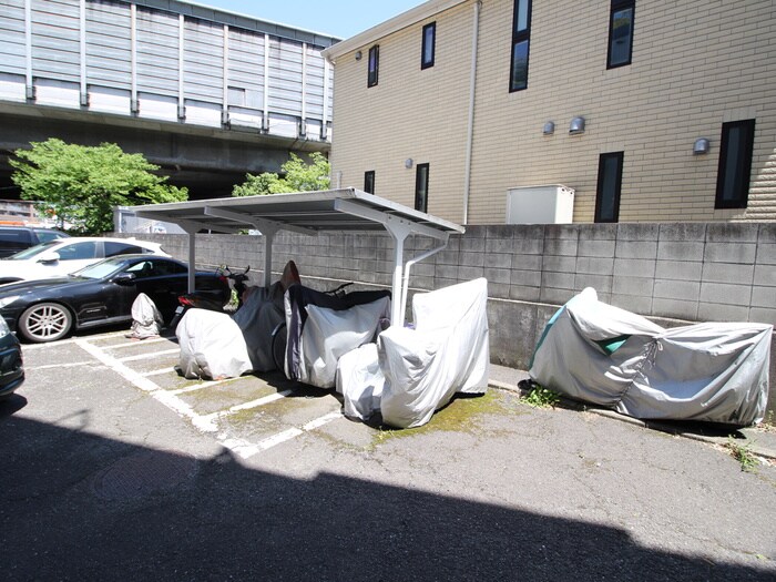 物件外観写真4　(バイク置き場)