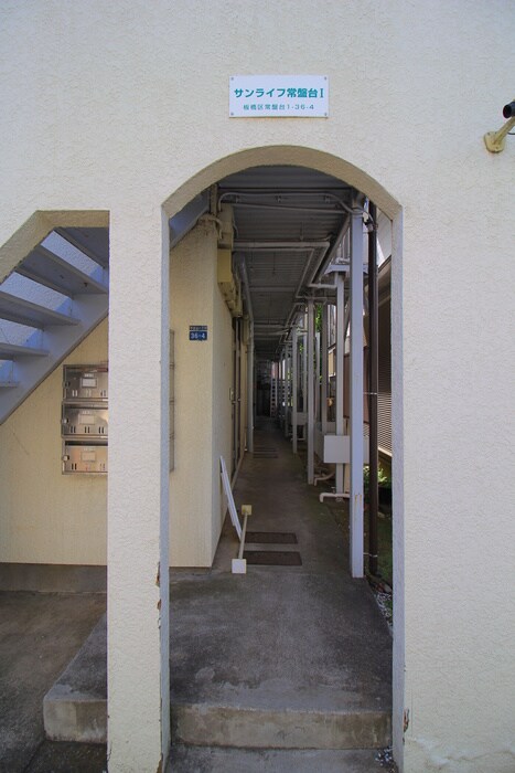 物件外観写真3　(エントランス部分)