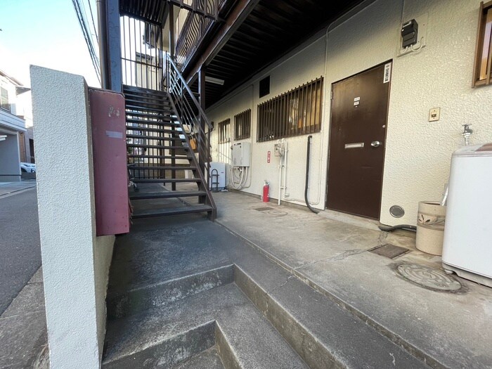 物件外観写真4　(エントランス部分)