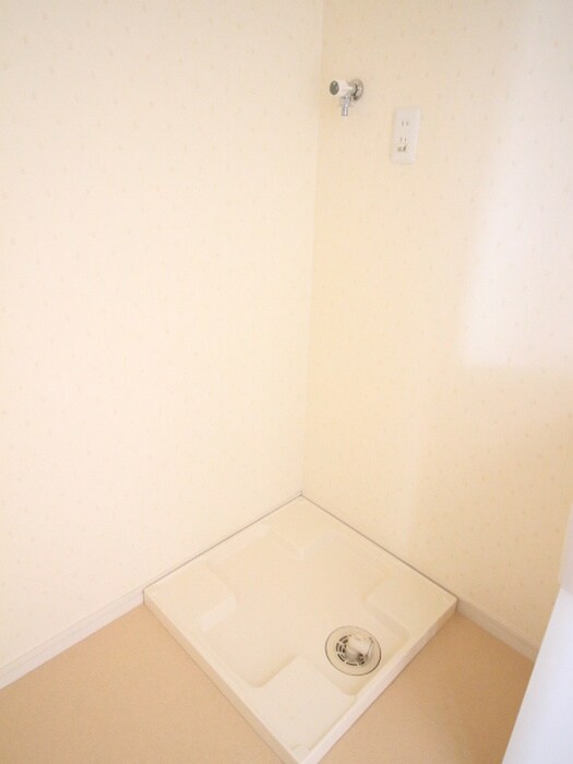 物件内観写真10　(洗濯機置場)