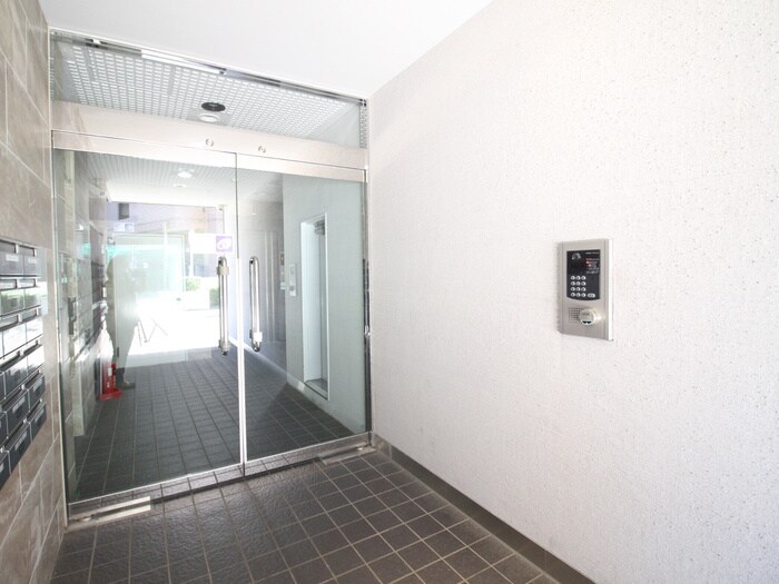 物件外観写真3　(エントランス部分)