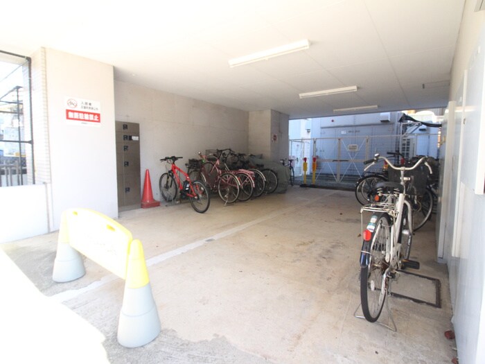 物件外観写真4　(駐輪場)