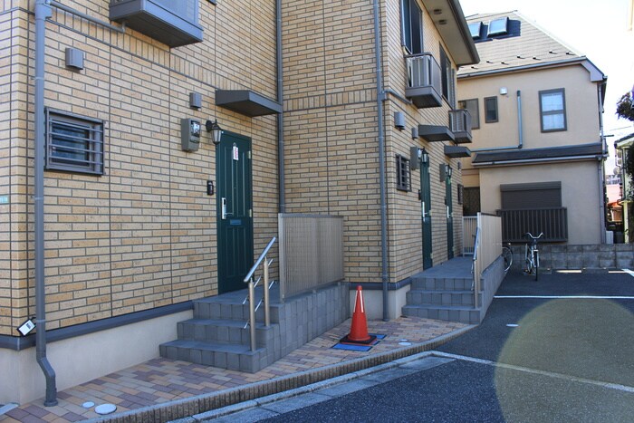 物件外観写真3　(エントランス部分)