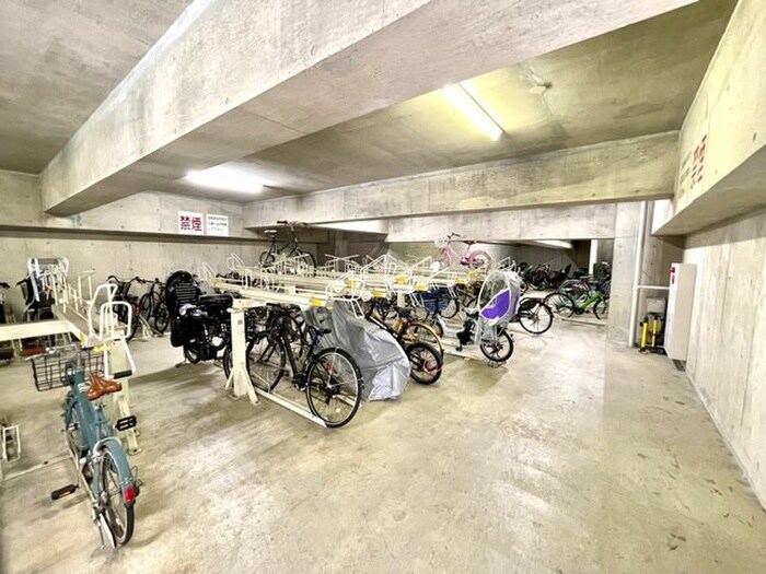 物件外観写真5　(駐輪場)