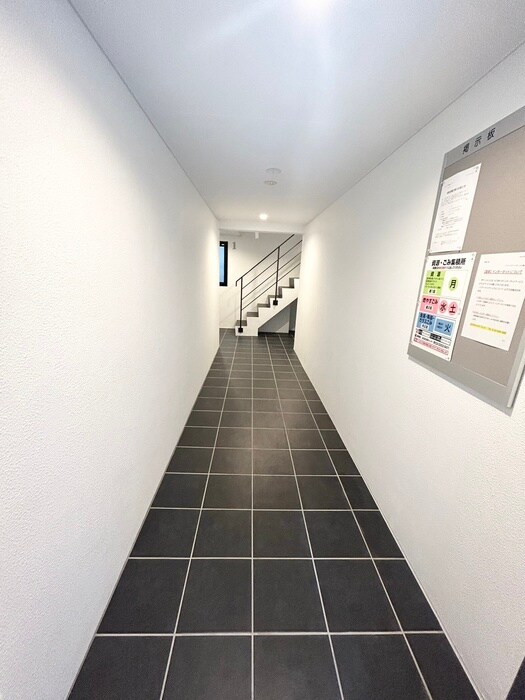 物件外観写真4　(エントランス部分)