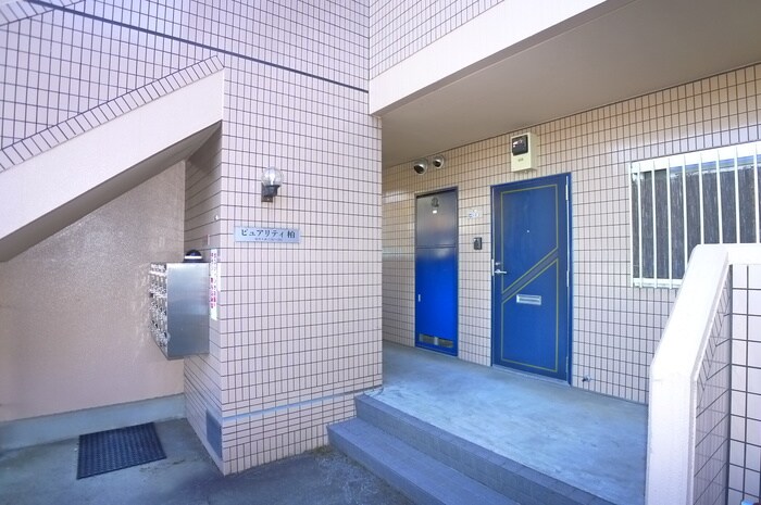 物件外観写真2　(エントランス部分)