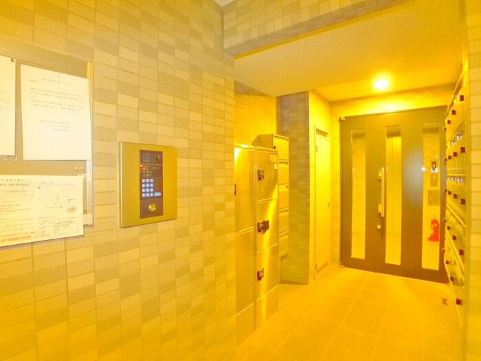 物件外観写真3　(エントランス部分)