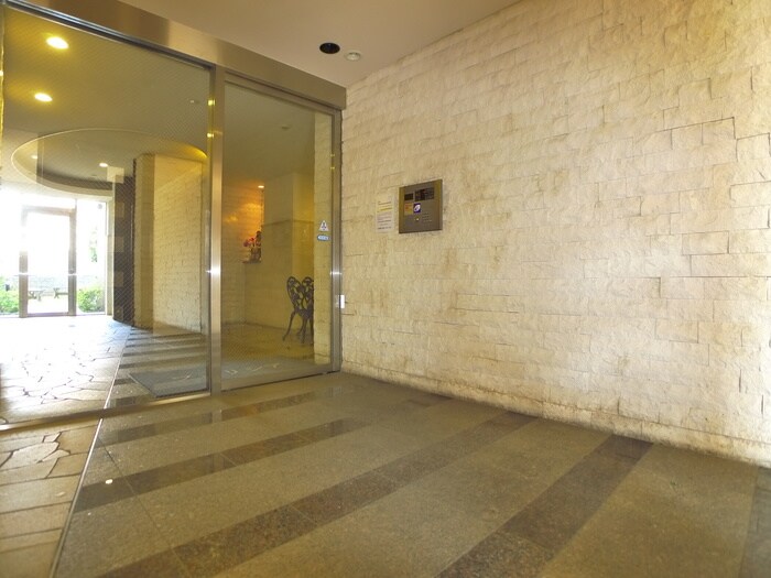 物件外観写真4　(エントランス部分)