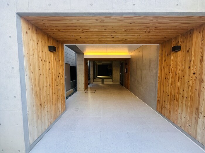 物件外観写真2　(エントランス部分)