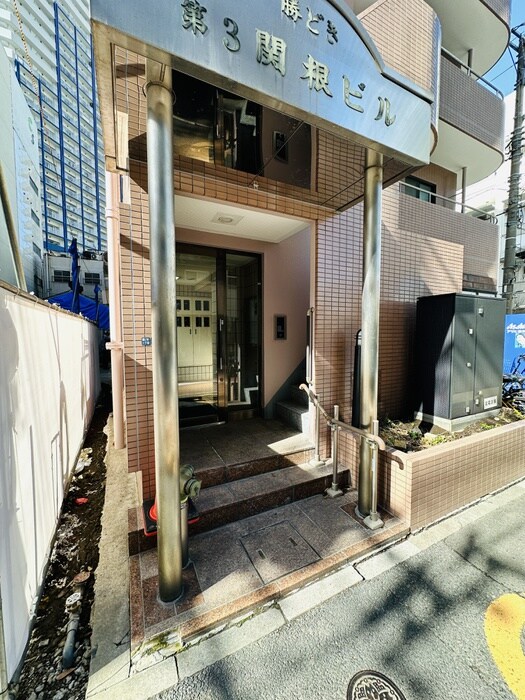 物件外観写真2　(エントランス部分)