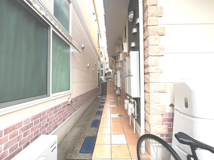 物件外観写真5　(エントランス部分)