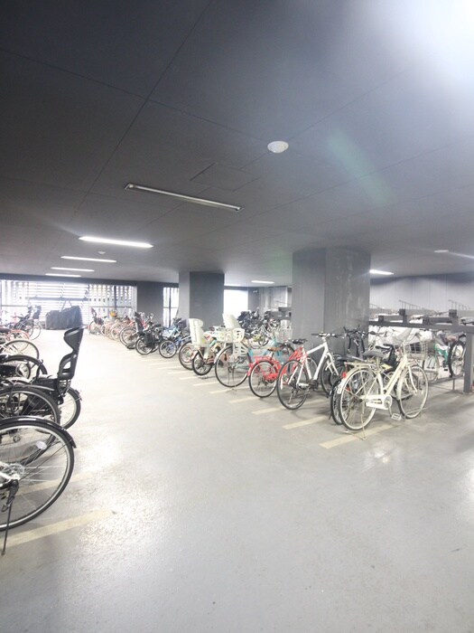 物件外観写真3　(バイク置き場)