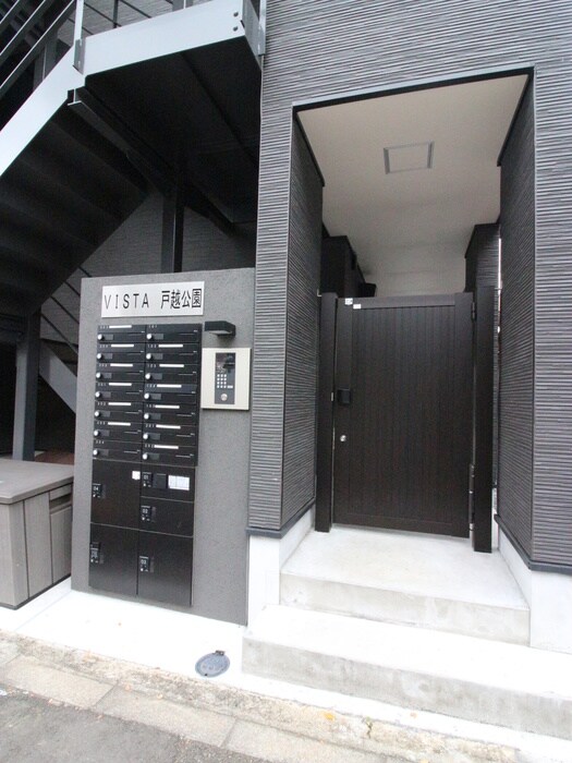 物件外観写真3　(エントランス部分)