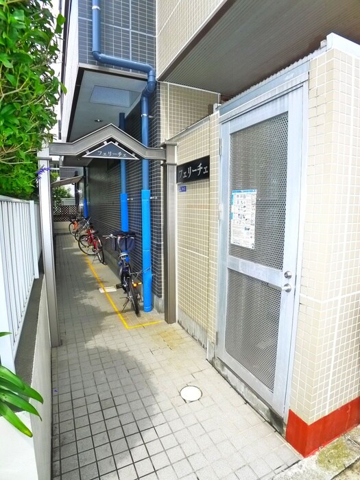 物件外観写真2　(エントランス部分)