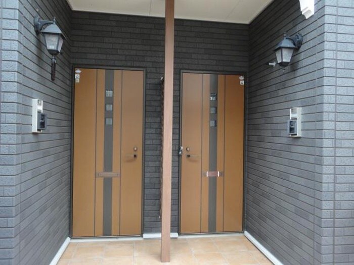 物件外観写真6　(エントランス部分)