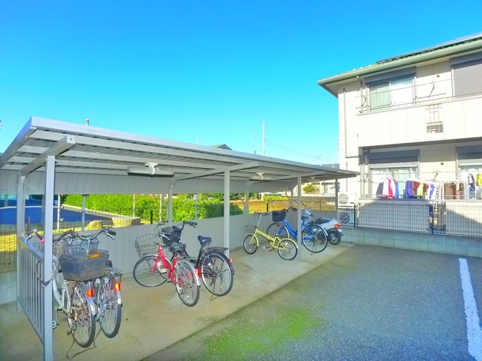 物件外観写真4　(駐輪場)