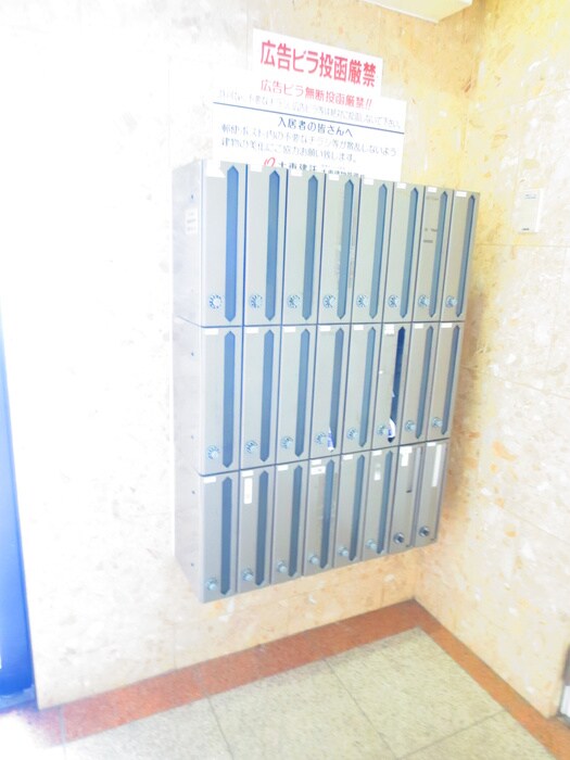 物件外観写真6　(エントランス部分)