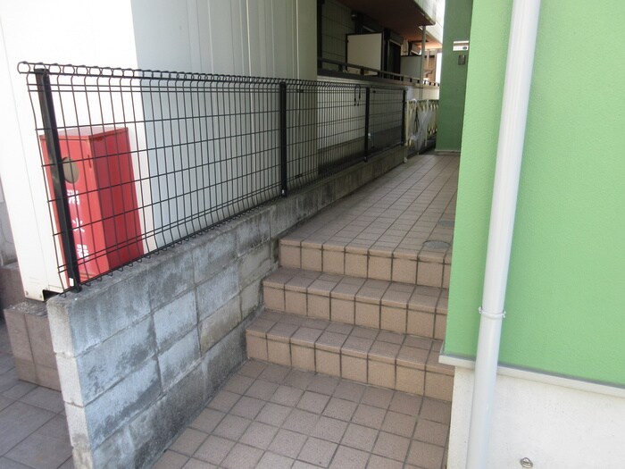 物件外観写真2　(エントランス部分)