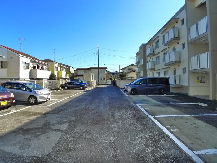 物件外観写真3　(駐車場)
