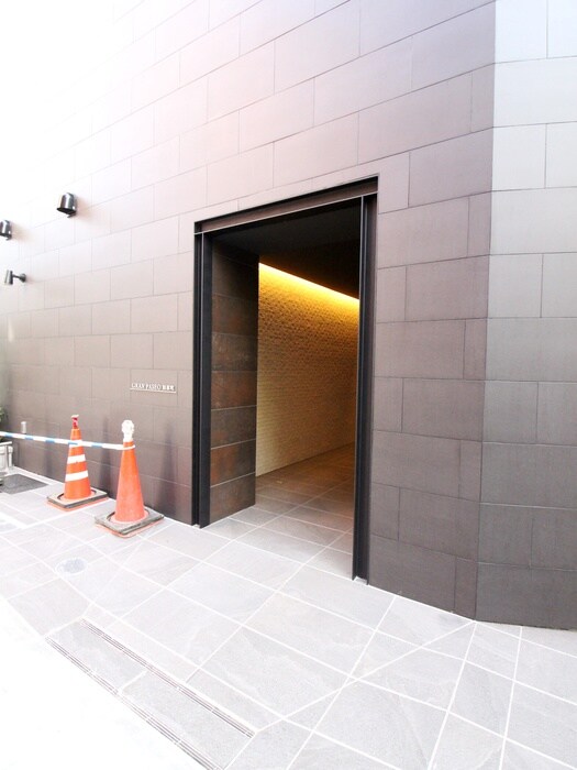 物件外観写真4　(エントランス部分)