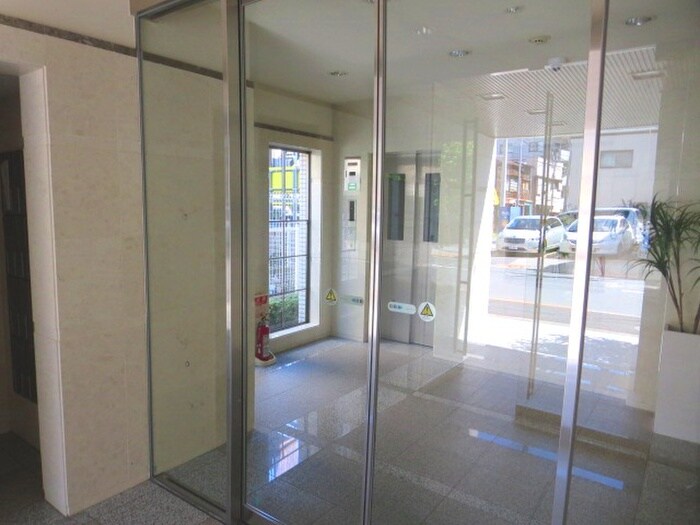 物件外観写真2　(エントランス部分)