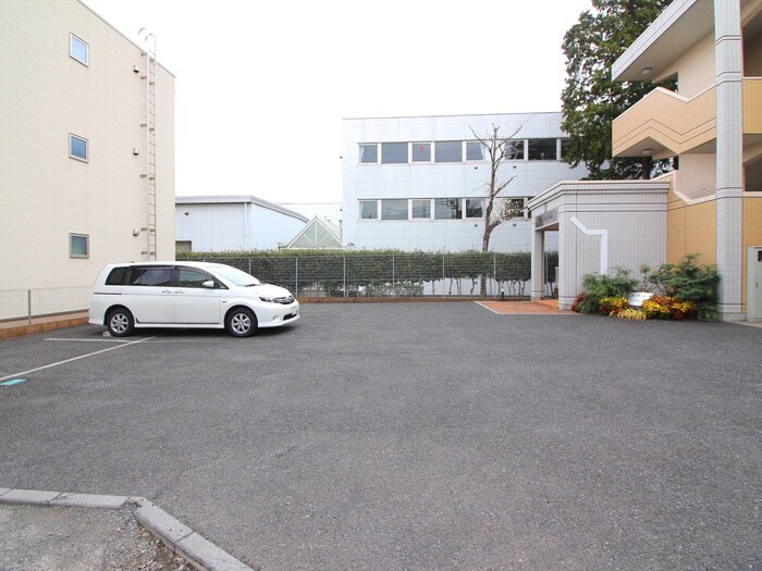 物件外観写真4　(駐車場)