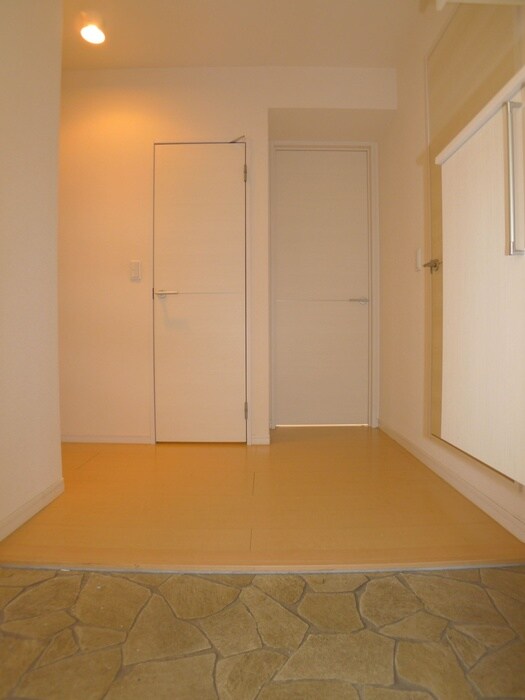 物件内観写真4　(玄関)