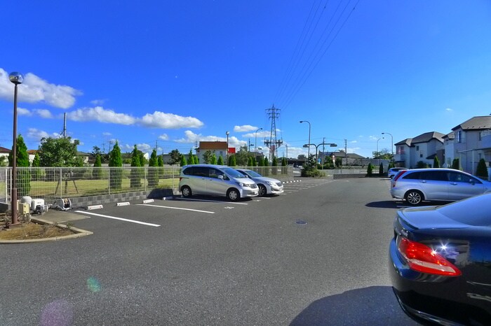 物件外観写真3　(駐車場)