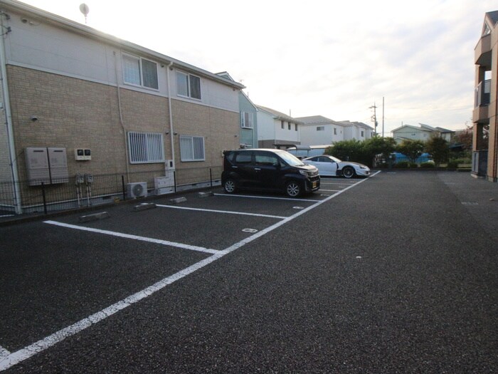 物件外観写真2　(駐車場)