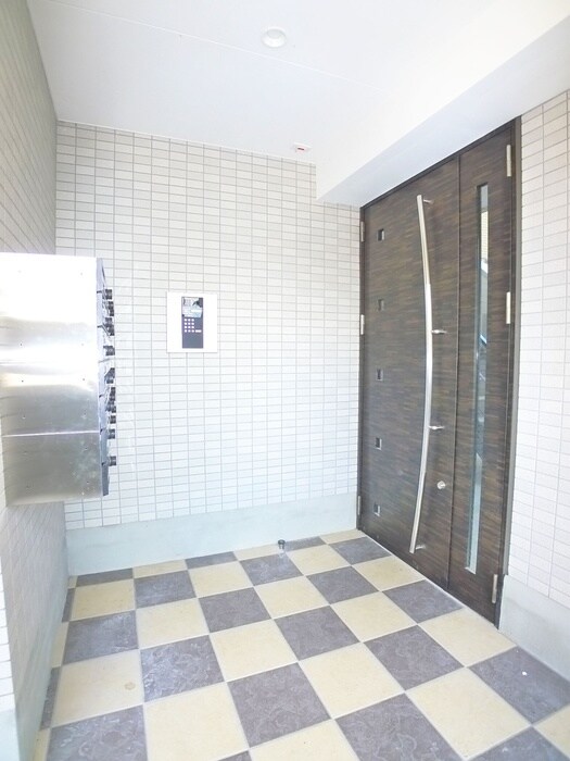 物件外観写真4　(エントランス部分)