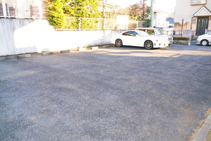 物件外観写真3　(駐車場)