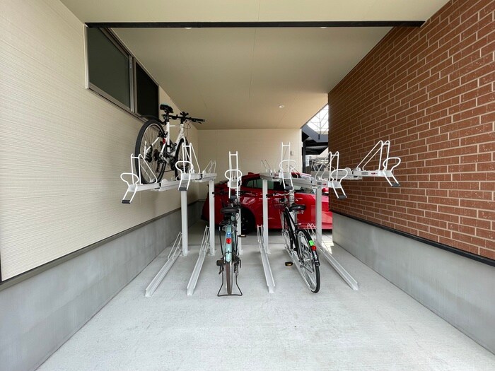 物件外観写真4　(駐輪場)