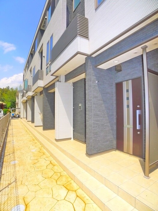 物件外観写真6　(エントランス部分)