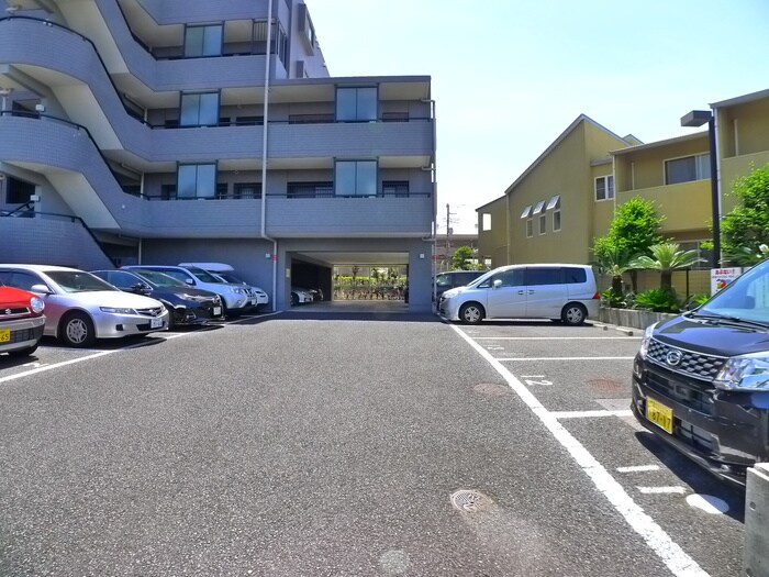 物件外観写真4　(駐車場)